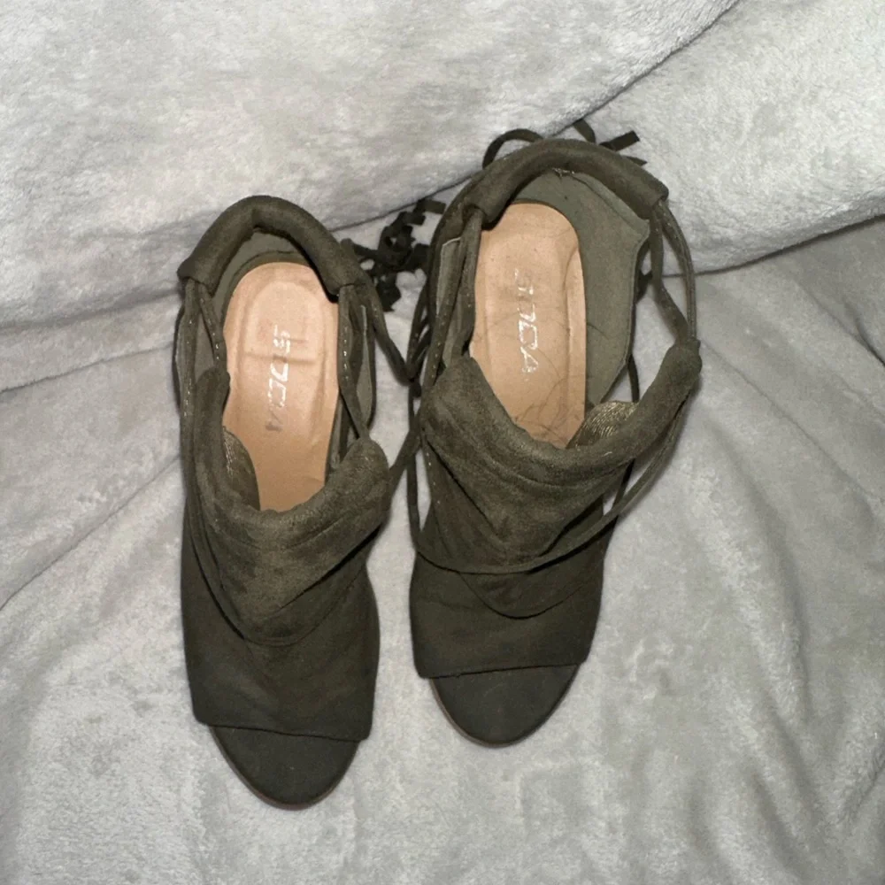 Cut Out Booties - Picture 5 of 6